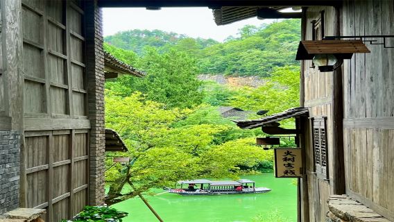 Guizhou Guiyang + Menara Jiaxiu + sewa kendaraan pribadi Lembah Yelang Huaxi (+ pemandu wisata berbahasa Mandarin, Inggris, dan Rusia selama 8 jam) EA