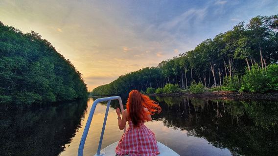 Crucero por el río Bongawan con manglares, luciérnagas y un día de espejos celestes