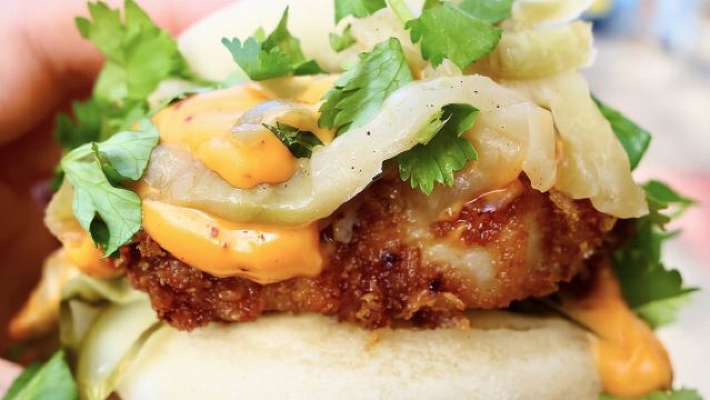 มากกว่าเคอร์รีวูร์สท์: ทัวร์อาหารริมทางและวัฒนธรรมที่ซ่อนอยู่ในเบอร์ลิน