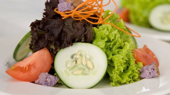 Maui Selatan: Pelayaran Matahari Terbenam dengan Makan Malam 4 Hidangan dan Minuman