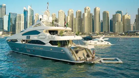 杜拜：豪華超級遊艇，附設游泳池，並可選配開放式酒吧