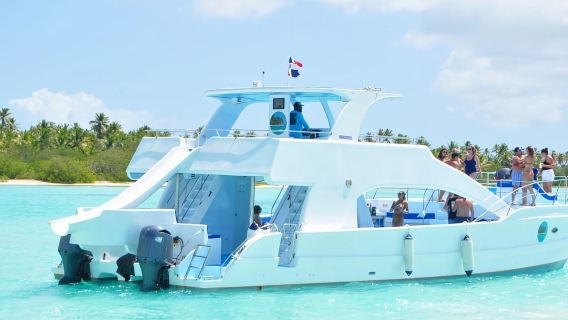 サマナ：カヨ レバンタド島ボート ツアー (ビュッフェ ランチ付き)