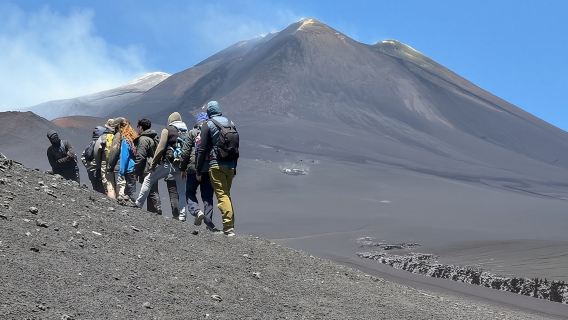 エトナ火山アドベンチャーハイキングツアー（装備付き）