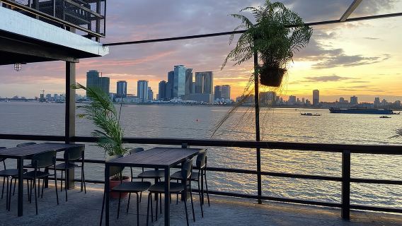 Sonnenuntergangsfahrt mit Freibier, alkoholfreien Getränken und Obstplatte