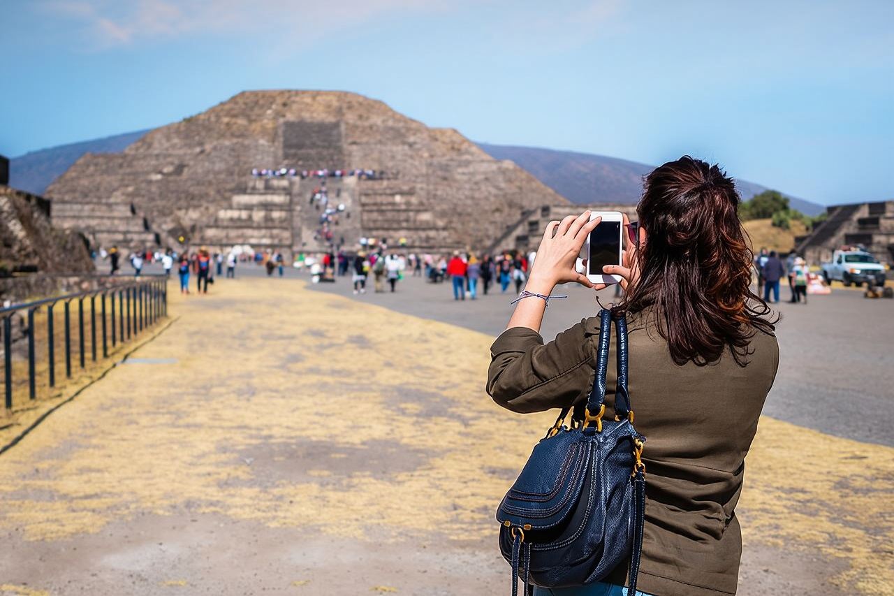 Tour to Teotihuacan with visit to ancient caves and CDMX transportation