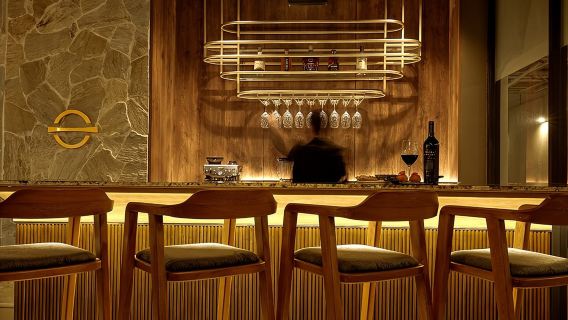 Trải nghiệm nếm thử rượu vang kèm thực đơn nếm thử.