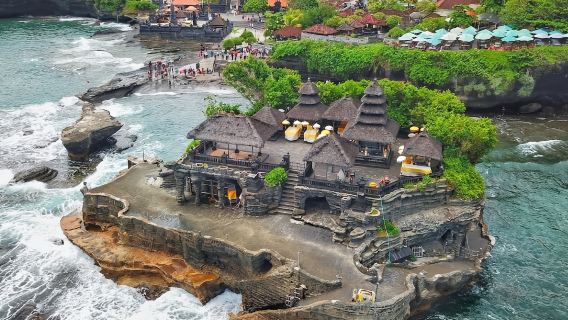 Escape en la Hora Dorada: Templos, Acantilados y Cena al Atardecer