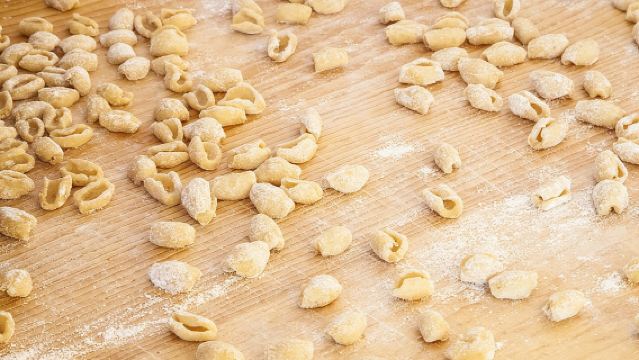 Cesarine: Small group Pasta and Tiramisu class in Bari