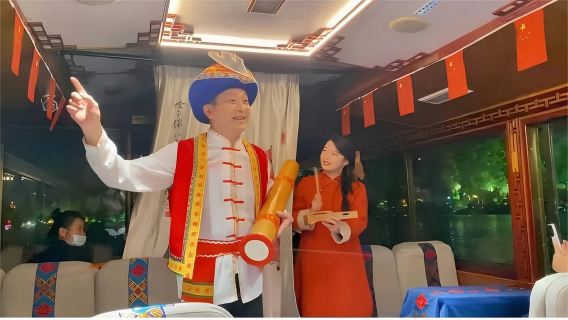 Recorrido nocturno por Guilin: crucero por los cuatro lagos en un barco de ópera