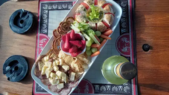 Marina del Rey: Boat Cruise with Wine, Charcuterie and Music