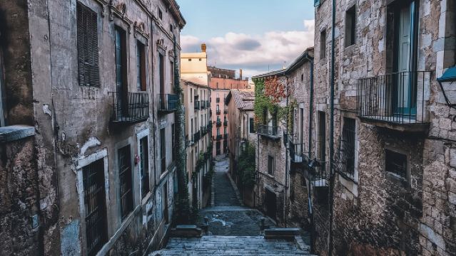 ジローナ大聖堂+ジローナのユダヤ人街+エッフェル橋+ベサルー ワンデーツアー