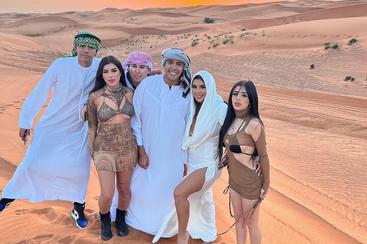 Safari mattutino privato nel deserto con giro in cammello e sandboarding
