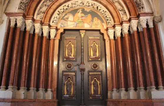 匈牙利布達佩斯+杰爾+潘諾恩哈爾姆千年修道院一日遊·酒店接送