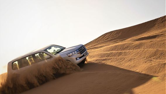 ดูไบ เรด ดันส์ พร้อมแซนด์บอร์ด ขี่อูฐ เหยี่ยว และแคมป์วีไอพี