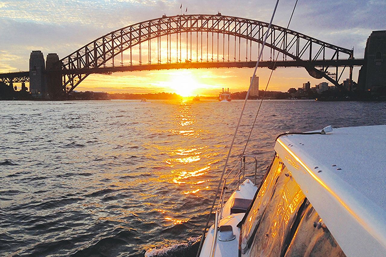 1-hour sunset cruise in Sydney Harbour (includes snack platter and drinks)