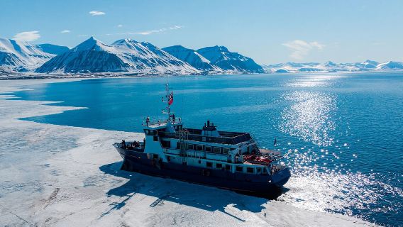 kapal pesiar Katamaran Gletser Svalbard + Satwa Liar