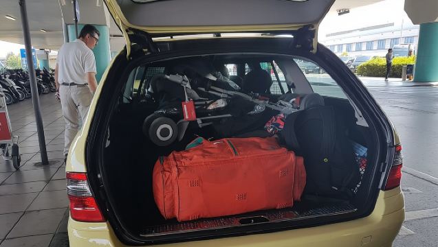 Privétransfer van luchthaven Athene naar het stadscentrum met Mercedes-Benz E-klasse Wagon