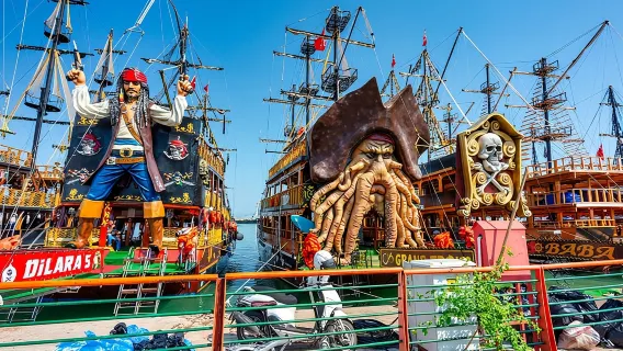 Gita in barca pirata ad Alanya con bevande e pranzo illimitati