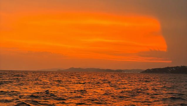 โยเรทเดมาร์: ท่องทะเลชมพระอาทิตย์ตกพร้อมดีเจและเครื่องดื่มบนเรือ Catamaran