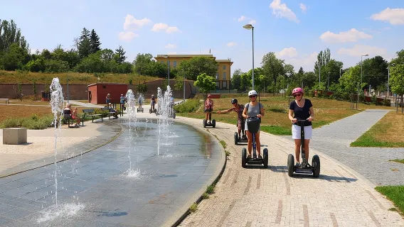 Tour vui chơi và bia bằng xe Segway ở Prague có hướng dẫn viên