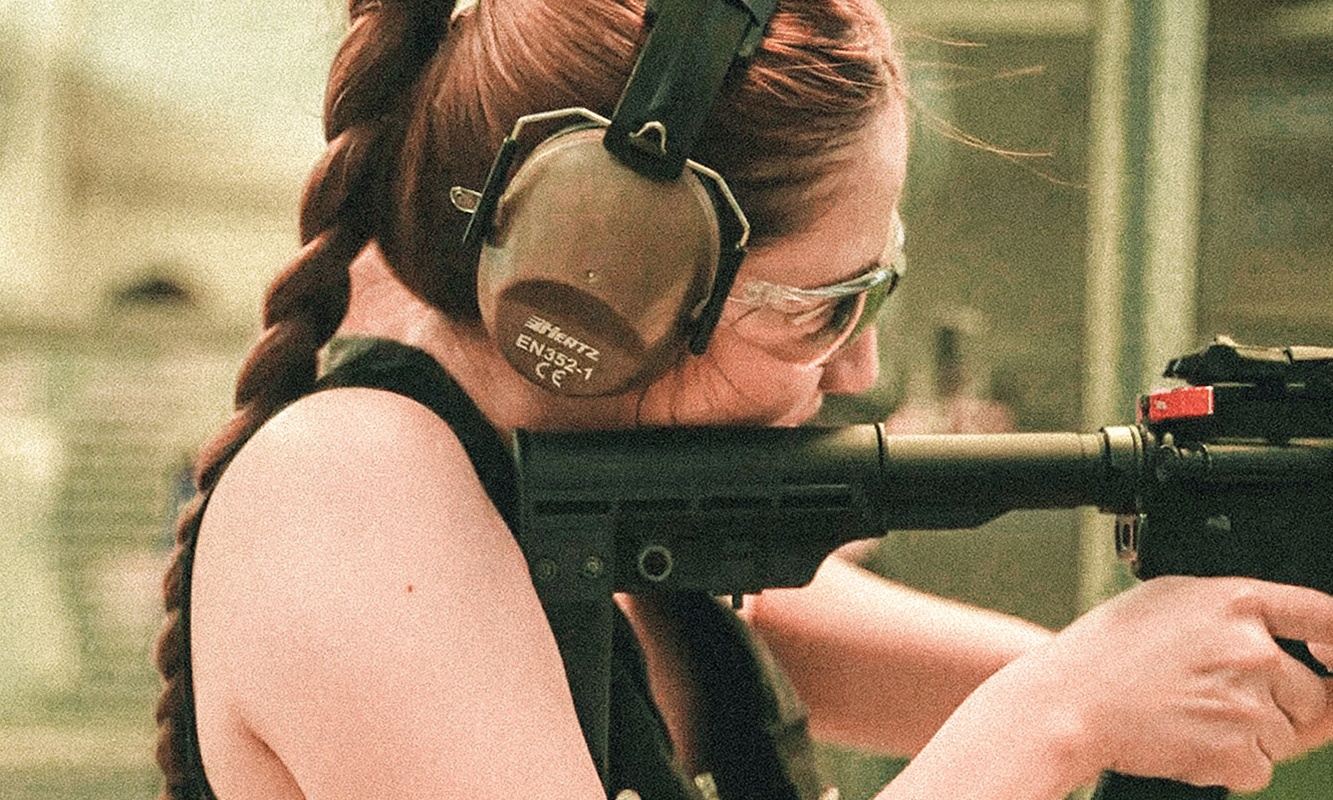 Experiencia de tiro con munición real en el campo de entrenamiento del Centro de Tiro del Ejército en Bangkok, Tailandia