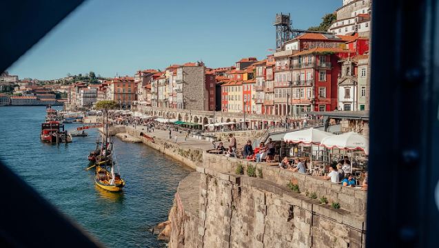 Откройте для себя главные достопримечательности Порту во время 2-часовой частной поездки на электрическом тук-туке.