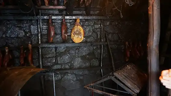 Private tour: Homemade food and wine tasting at my family home