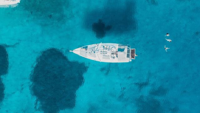 ท่องเที่ยวด้วยเรือสำราญสู่เกาะเดีย พร้อมอาหารและกิจกรรมทางน้ำ