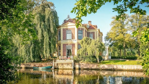 Fluss Vecht: 4-stündige Langbootfahrt mit Getränken und Snacks