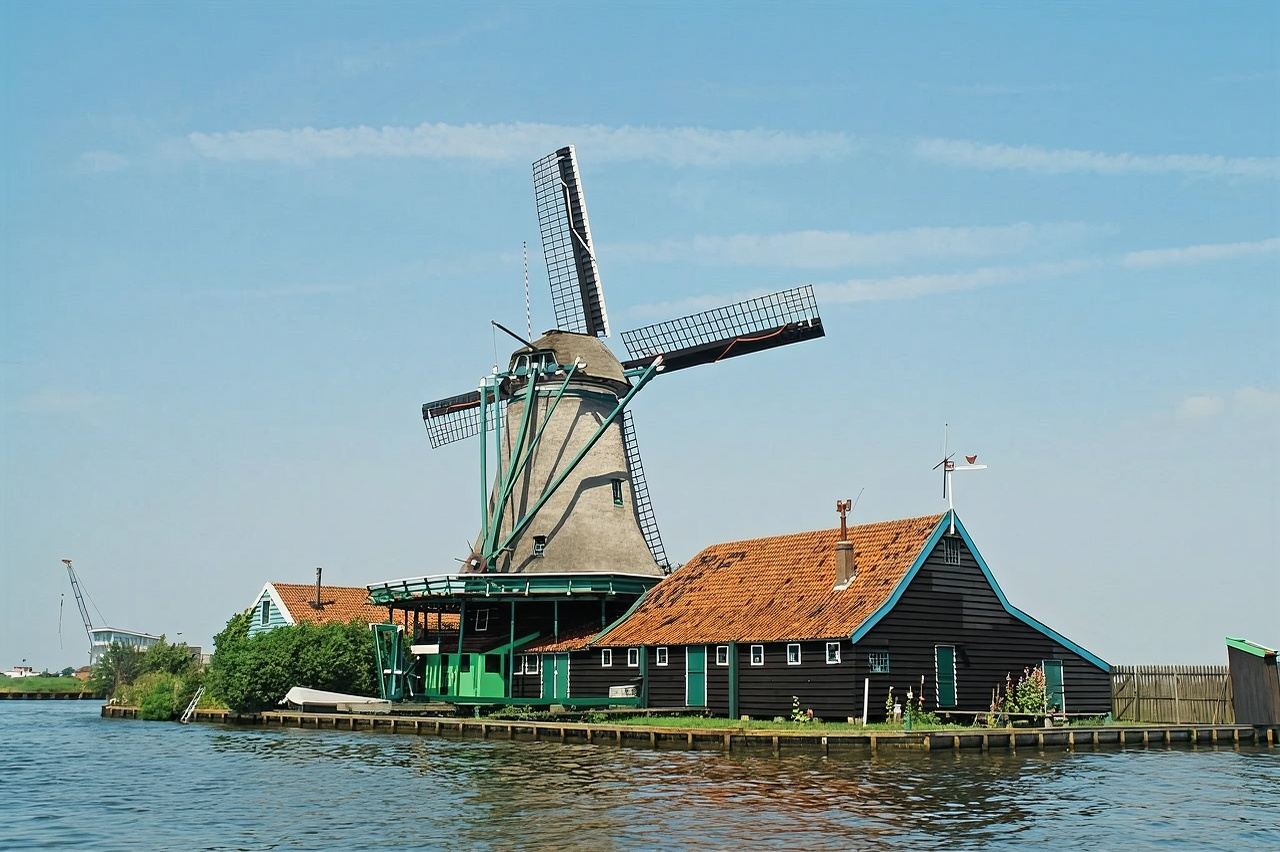 1-day tour to Dutch Windmill Village + Legoland Town + Giethoorn