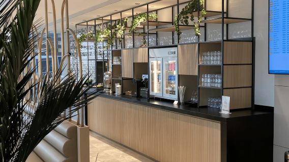 Servicio de sala VIP Marhaba en la Terminal C1 del Aeropuerto Internacional Al Maktoum, Centro del Mundo de Dubái [2 horas de descanso, wifi, puntos de carga y catering]