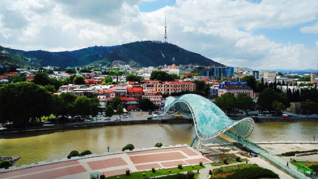 ทัวร์รถเช่าวันเดียว สะพานแห่งสันติภาพ + แม่ของชาวจอร์เจีย + ป้อมปราการแม่ + หอนาฬิกา