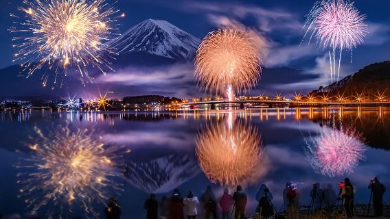 Mount Fuji & Kawaguchiko Fireworks Festival Day Tour from Tokyo | Small Group Max 9 | Hotel Pick-up Option | Hikawa Clock Shop&Oshino Hakkai&Kawaguchiko Lawson&Lake Yamanaka