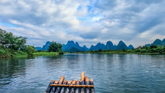 筏で楽しむ漓江下りと相公山と印象劉三姐実景ショーなど充実の日帰り観光＜日本語ガイド/ホテル送迎付き/1名催行＞