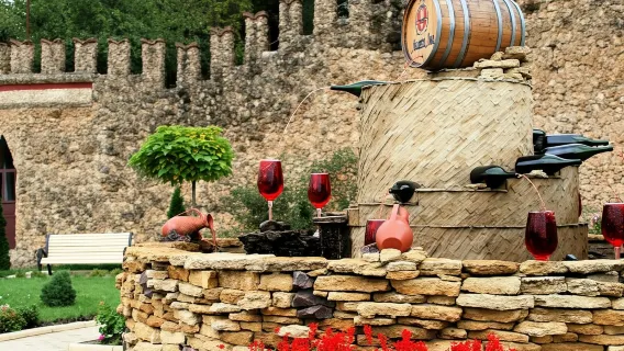 Tour por la Bodega Subterránea Milestii Mici INCLUYE cata de vinos