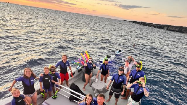 แสงเรืองรองแห่งท้องทะเลลึก: ดำน้ำตื้นยามค่ำคืนกับปลากระเบนแมนตา