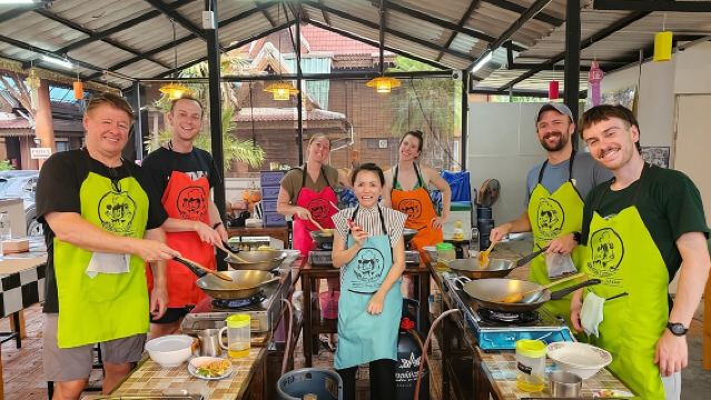 คอร์สสอนทำอาหารครึ่งวันช่วงเย็น พร้อมทัวร์ตลาดในเชียงใหม่