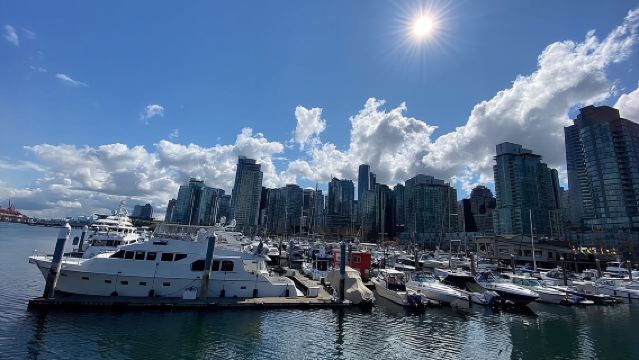 Private Guided Grand City Tour in Vancouver with your luggage