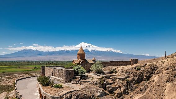 Lawatan Sehari Khor Virap, Noravank & Gua Burung dengan Rasa Wain
