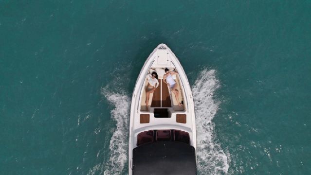 ピピ島+カイ島 タイ貸切クルーズ 団体旅行 家族パーティー 高級スピードボート