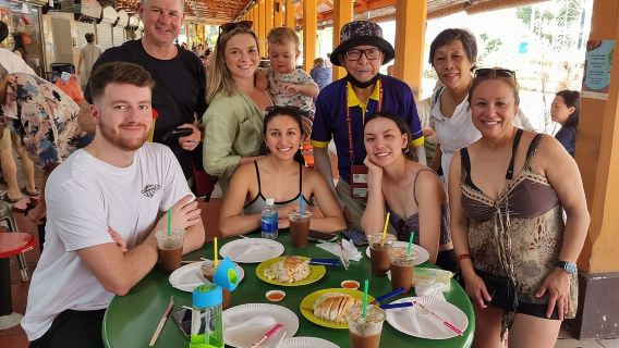 Small Group: Michelin and Local Hawker Food Tour with 9 tastings