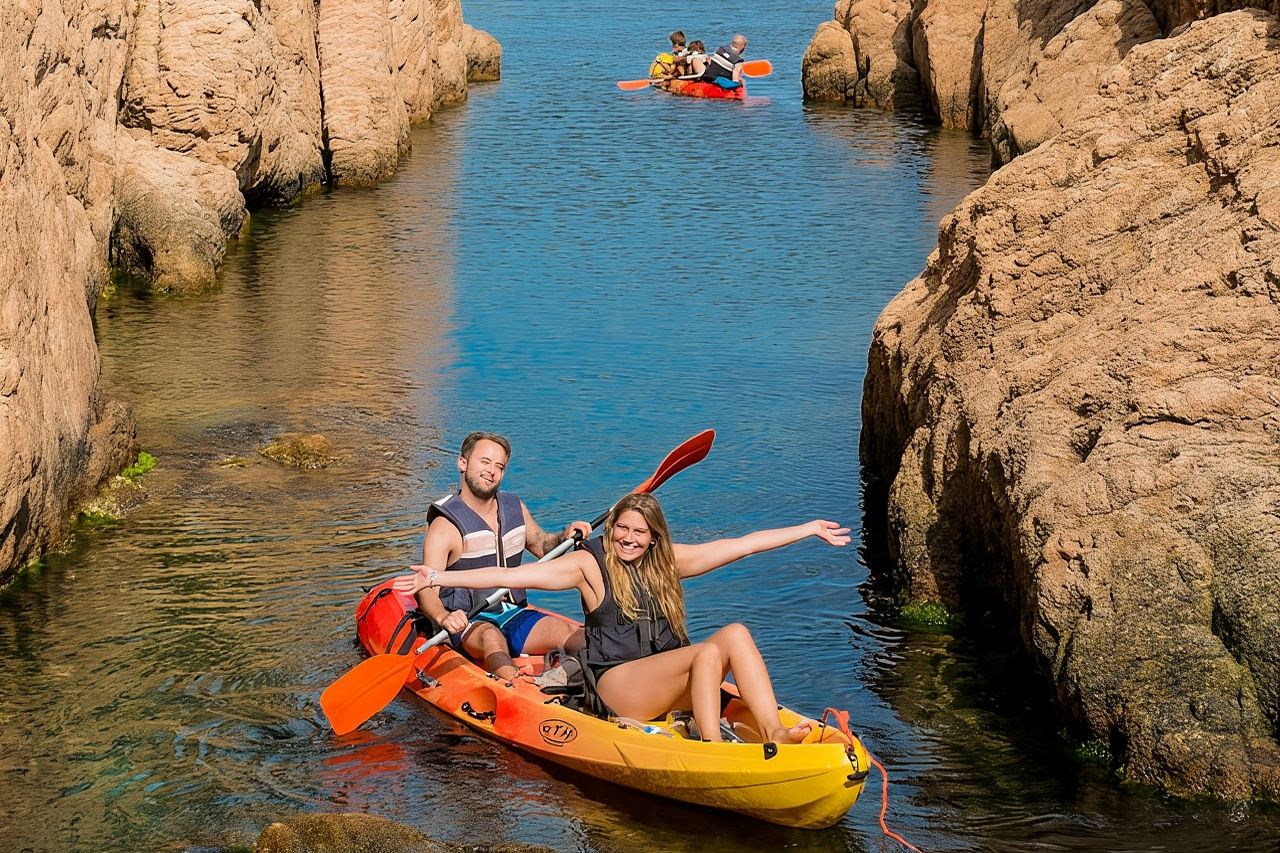 Tour in kayak e snorkeling sulla Costa Brava + picnic da Barcellona