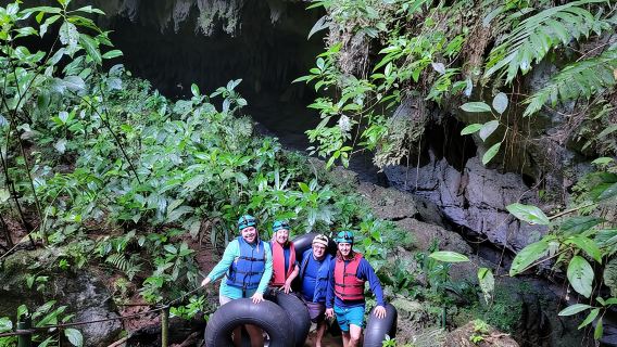 Tubing in der St. Herman's Cave mit anschließendem Schwimmen im Inland Blue Hole