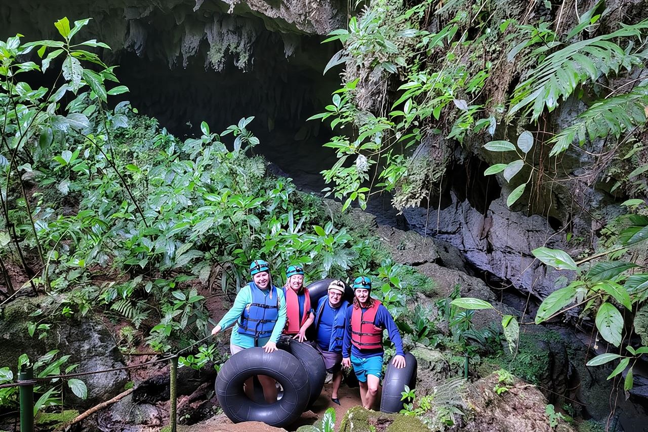 Tubing in der St. Herman's Cave mit anschließendem Schwimmen im Inland Blue Hole