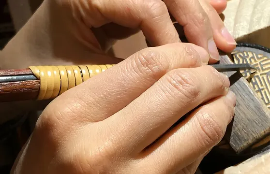 在鎌倉體驗製作屬於您自己的印章的活動。