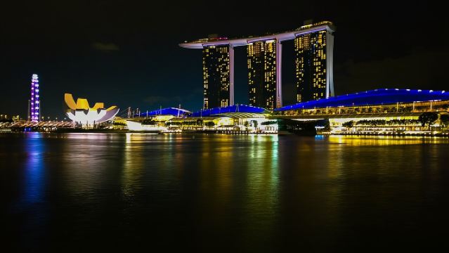 Privatgruppe: Abendliche Stadtrundfahrt mit Flusskreuzfahrt