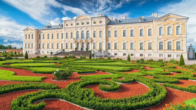 Private Full-Day Trip to Hill of Crosses, Rundale Palace & Bauska