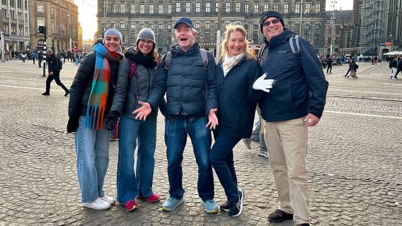 Tour a pie en grupo reducido por Ámsterdam con un guía amigable y divertido.