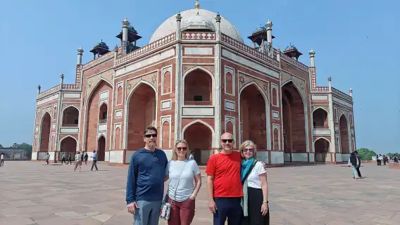 デリー発：旧デリーと新デリーの終日市内観光。