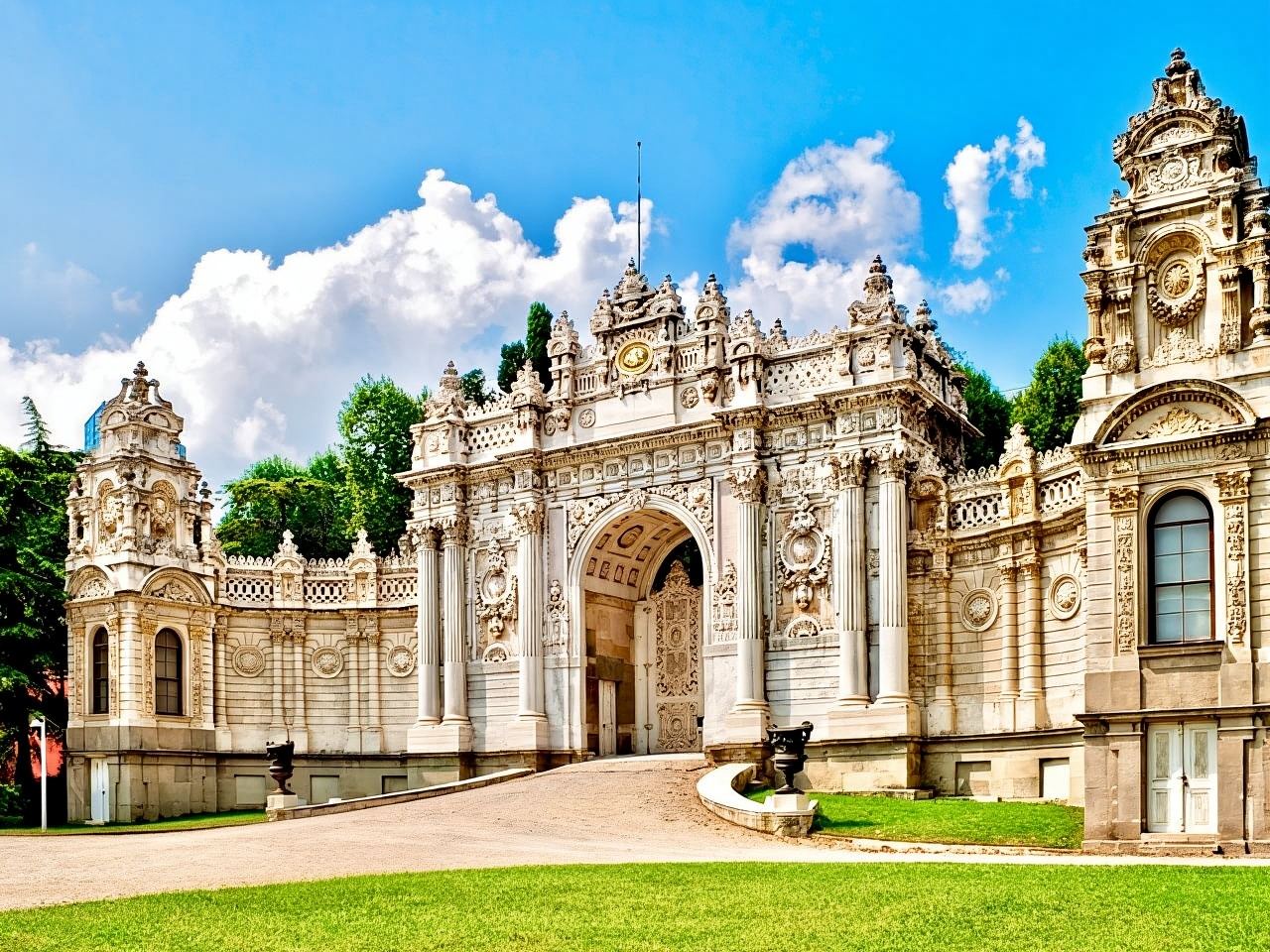 Istanbul: Dolmabahce Palace & Harem Skip-the-Line Entry